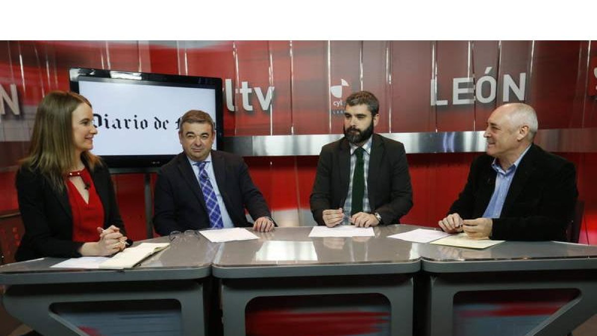 Elena Rodríguez Costilla, Justo Fernández, Roberto Núñez y Rafael Blanco, durante la tertulia de El Filandón en la noche de ayer. RAMIRO