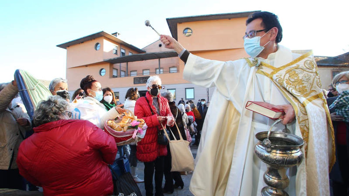 Momento de la bendición de los panes, ayer, a las puertas del santuario de las Angustias. L. DE LA MATA