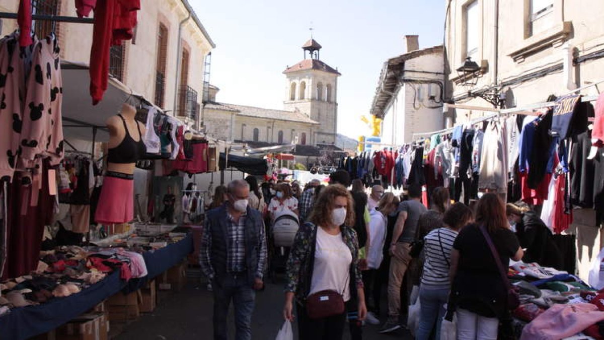 Miles de personas abarrotaron las calles de la villa del Porma, ocupadas por el tradicional mercado del Pilar de Boñar. CAMPOS
