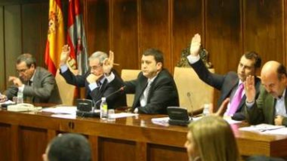 Los concejales del grupo de gobierno, ayer durante la votación de uno de los puntos.