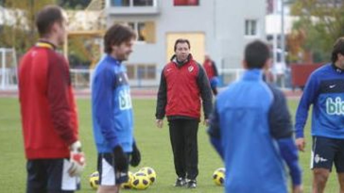 José Carlos Granero observa a sus jugadores en una sesión de entrenamiento en el Colomán Trabado