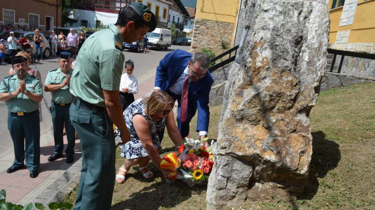 La viuda del capitán Emilio Pérez coloca el ramo de flores en el monolito. CASTRO
