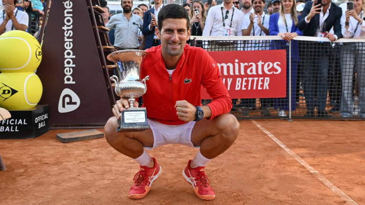 Djokovic posa con el trofeo que le acredita como vencedor en el Masters 1000 de Roma tras imponerse en la final a Tsitsipas. FERRARI