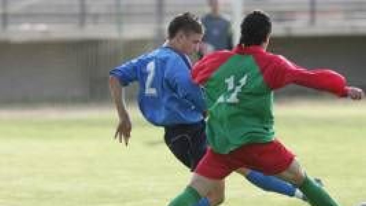 El leonés Cristian Pérez, a la izquierda, corta el avance del jugador de la selección zamorana Manu