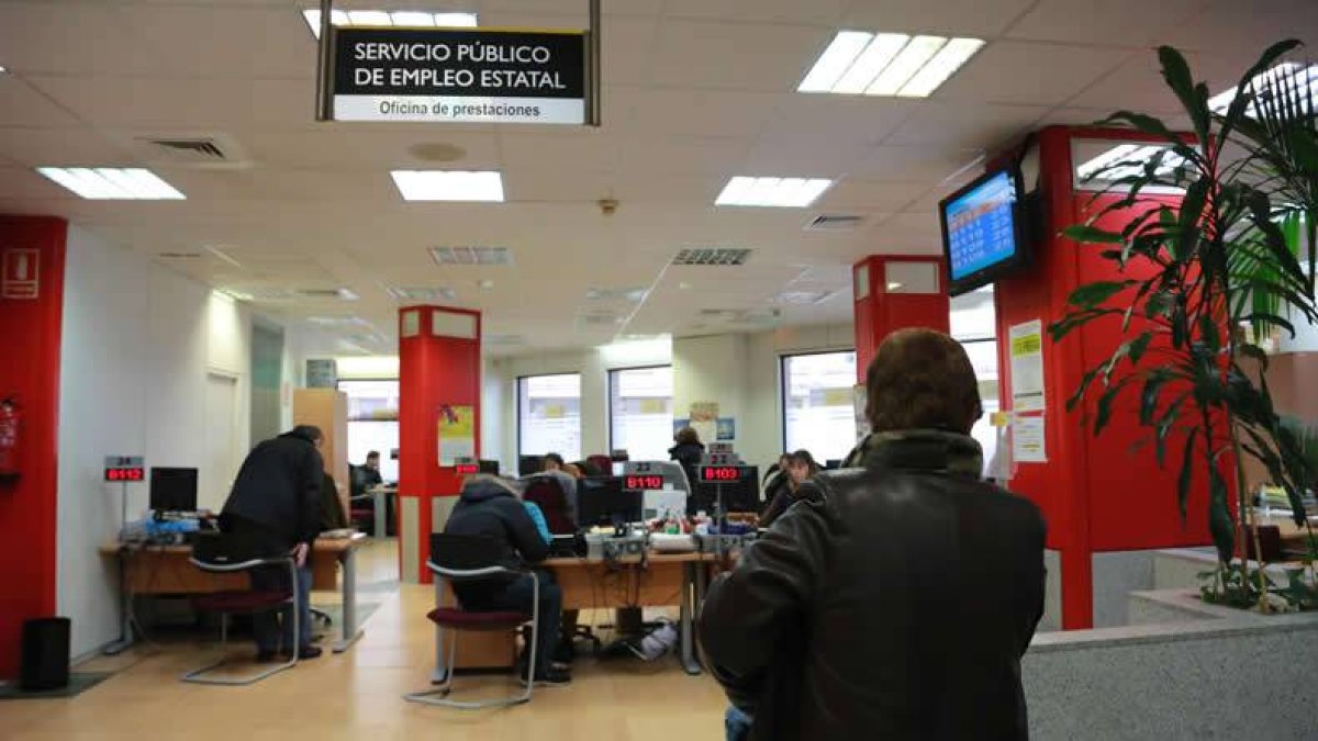 Personas buscando trabajo en la oficina de empleo de la calle Ramón y Cajal.