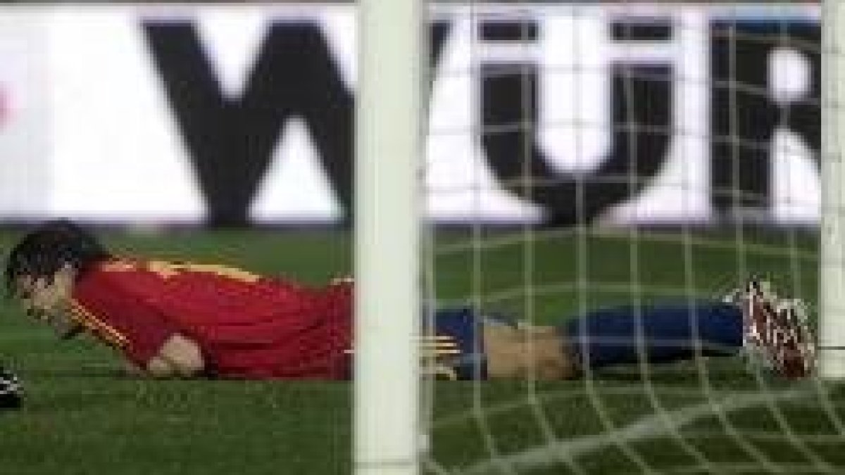 Marchena entra en falta a Gudjohnsen durante el partido, en un campo encharcado, a la derecha.