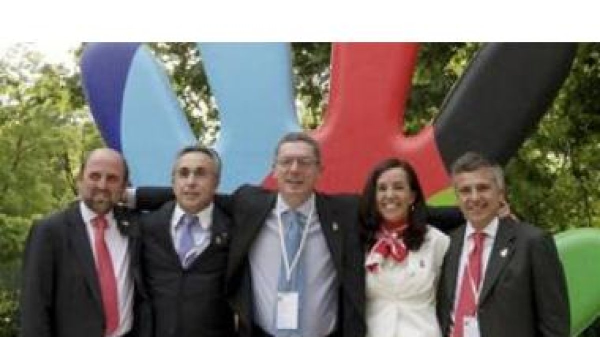 Blanco (segundo por la izquierda), junto a Gallardón y Coghen ante el logo oficial