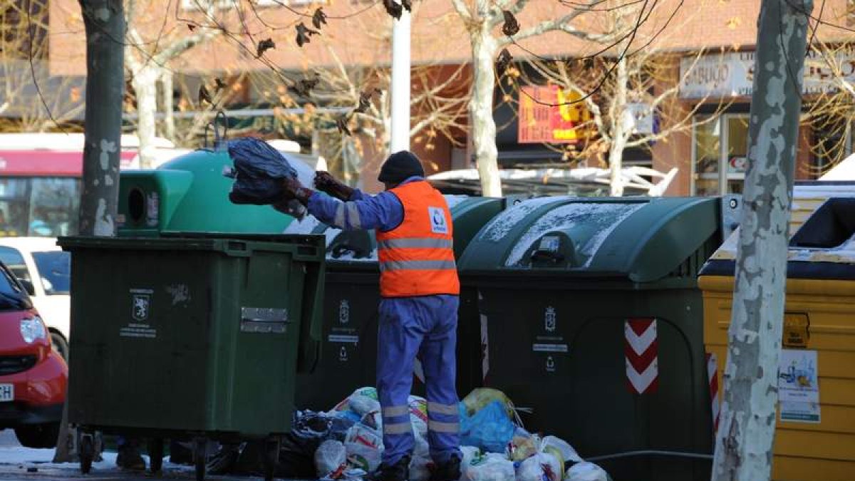 Un trabajador de la limpieza del Ayuntamiento de León, el área donde se ha convocado exámenes