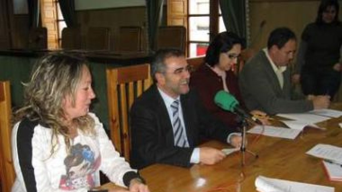 El alcalde y varios de sus concejales presentaron ayer el programa navideño.