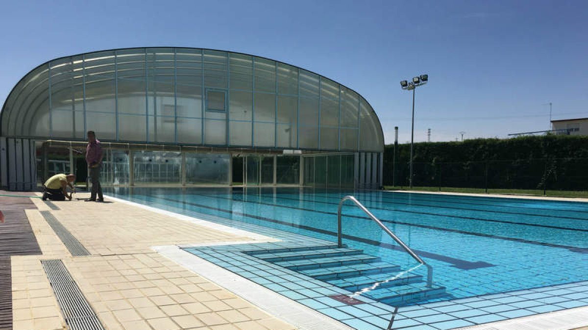 Los operarios daban ayer los últimos retoques a las piscinas de San Andrés del Rabanedo. DL