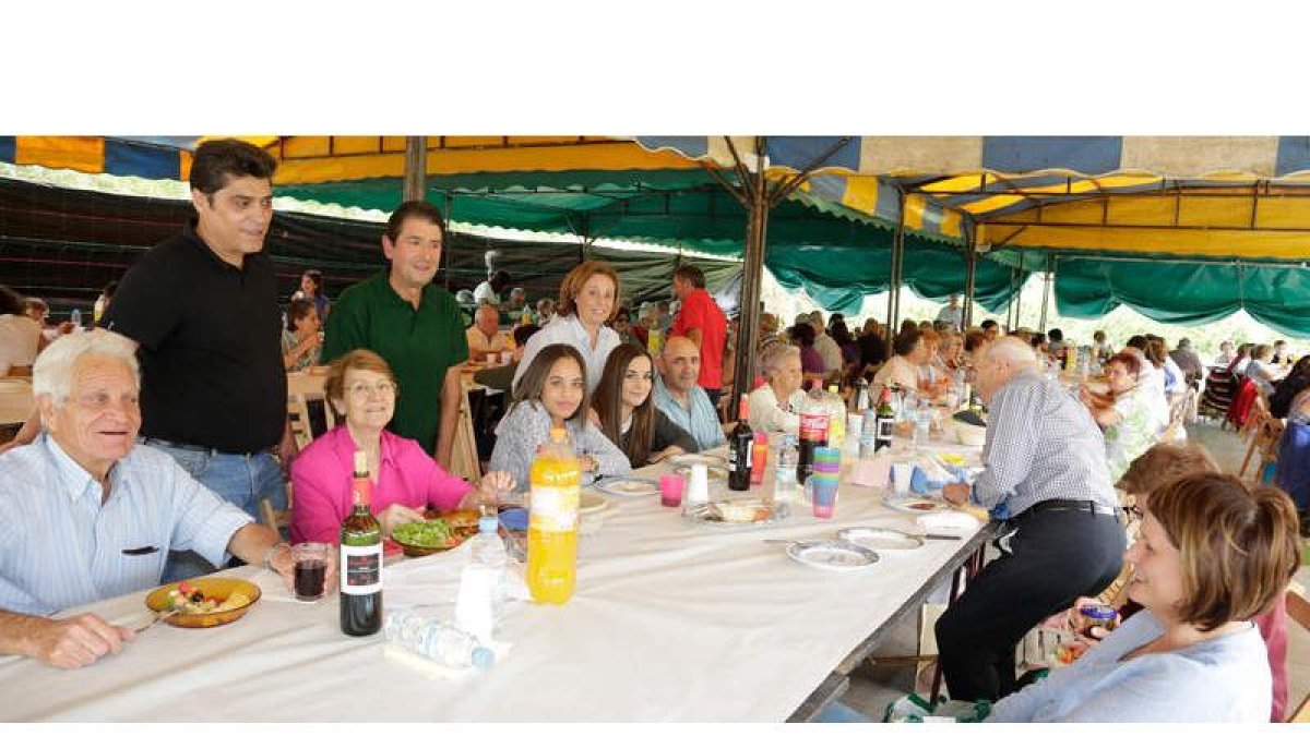 Algunos comensales en la fiesta de hermandad que celebra la recolección de frutos en los huertos de la Candamia. SECUNDINO PÉREZ