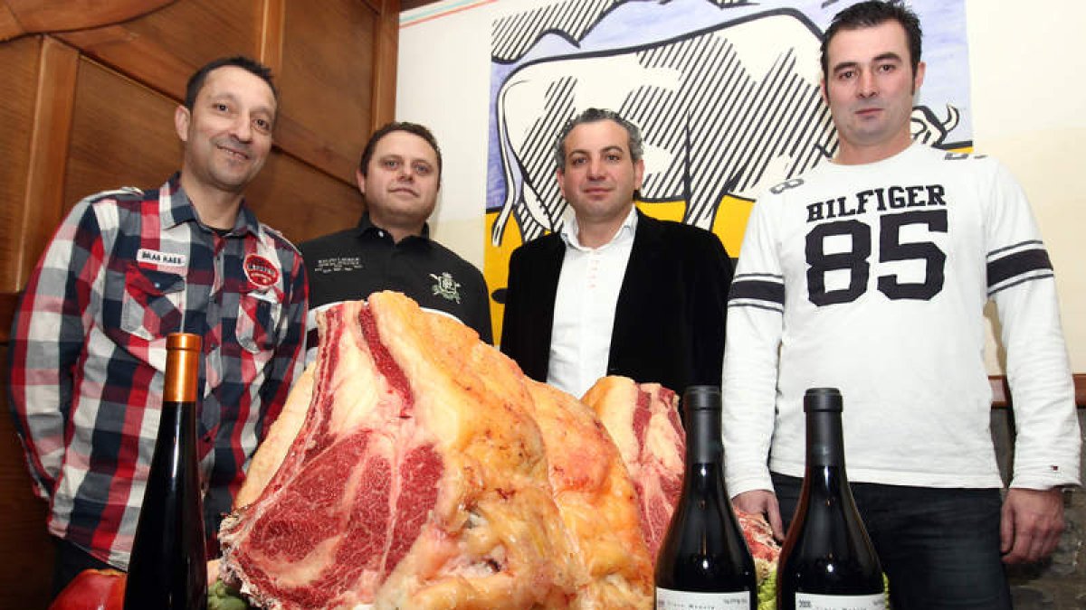 Los propietarios de La Parrilla Aníbal Fuertes, Fernando Aparicio y José María Barrio, junto a, Nicanor Sen (centro).