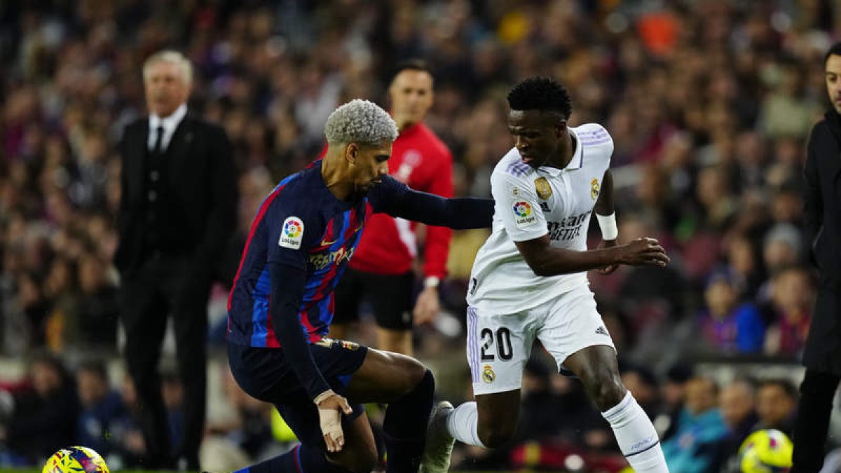 Araújo, que se metió el primer tanto en propia, protagonizó otro duelo intenso con Vinicius. ENRIC FONTCUBERTA