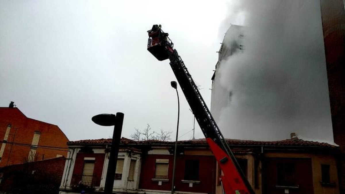 La densa columna de humo alertó a los vecinos