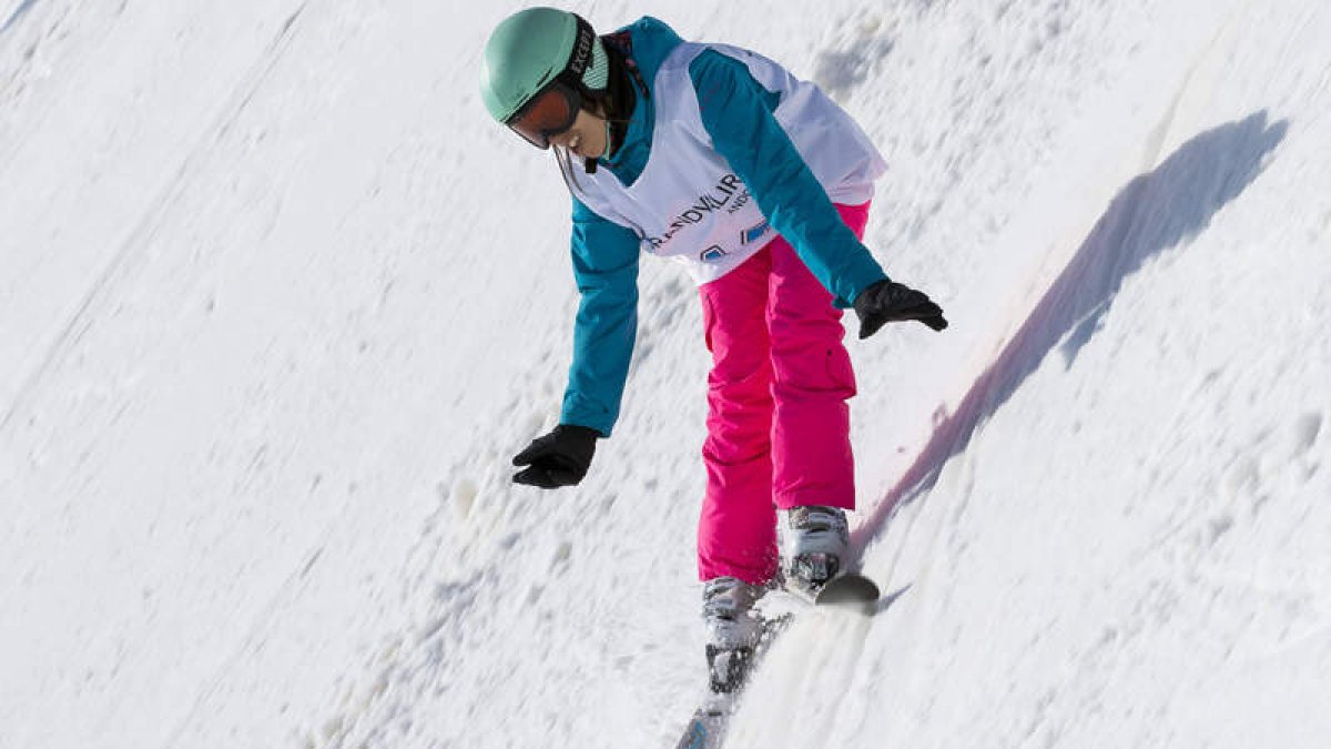 Raquel Martínez se desliza por las pistas de Sierra Nevada en el Campeonato de España de esquí adaptado, en el que conquistó la gloria. DL