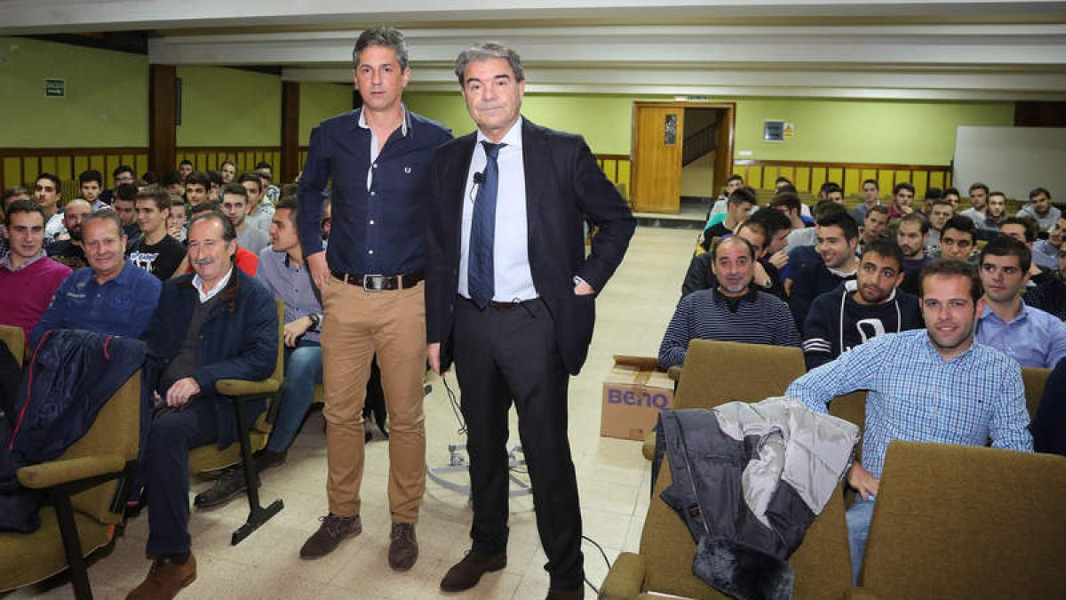 Díaz Vega junto a Turienzo Álvarez antes de impartir su clase a los árbitros leoneses.