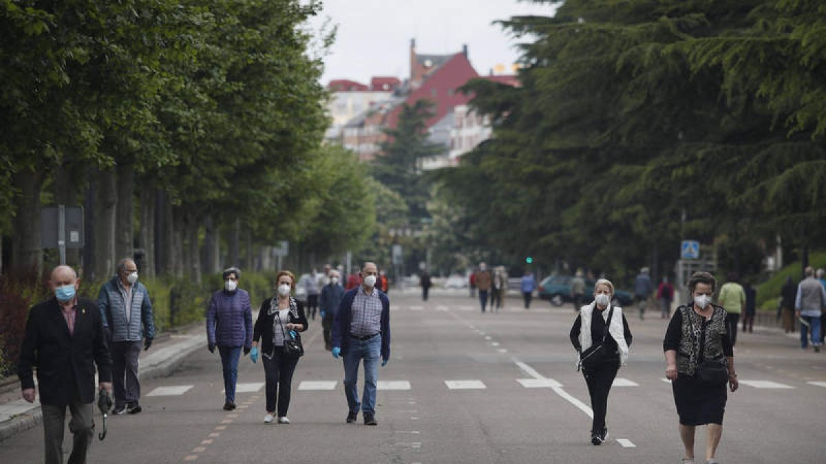 Personas mayores paseando por León en la época del confinamiento. JESÚS F. SALVADORES