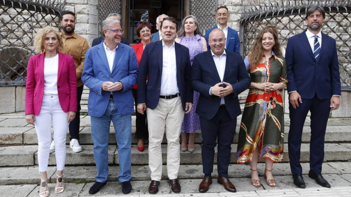 Mañueco con los candidatos al Congreso, que encabeza Ester Muñoz, y el Senado, que lidera de nuevo Antonio Silván. RAMIRO