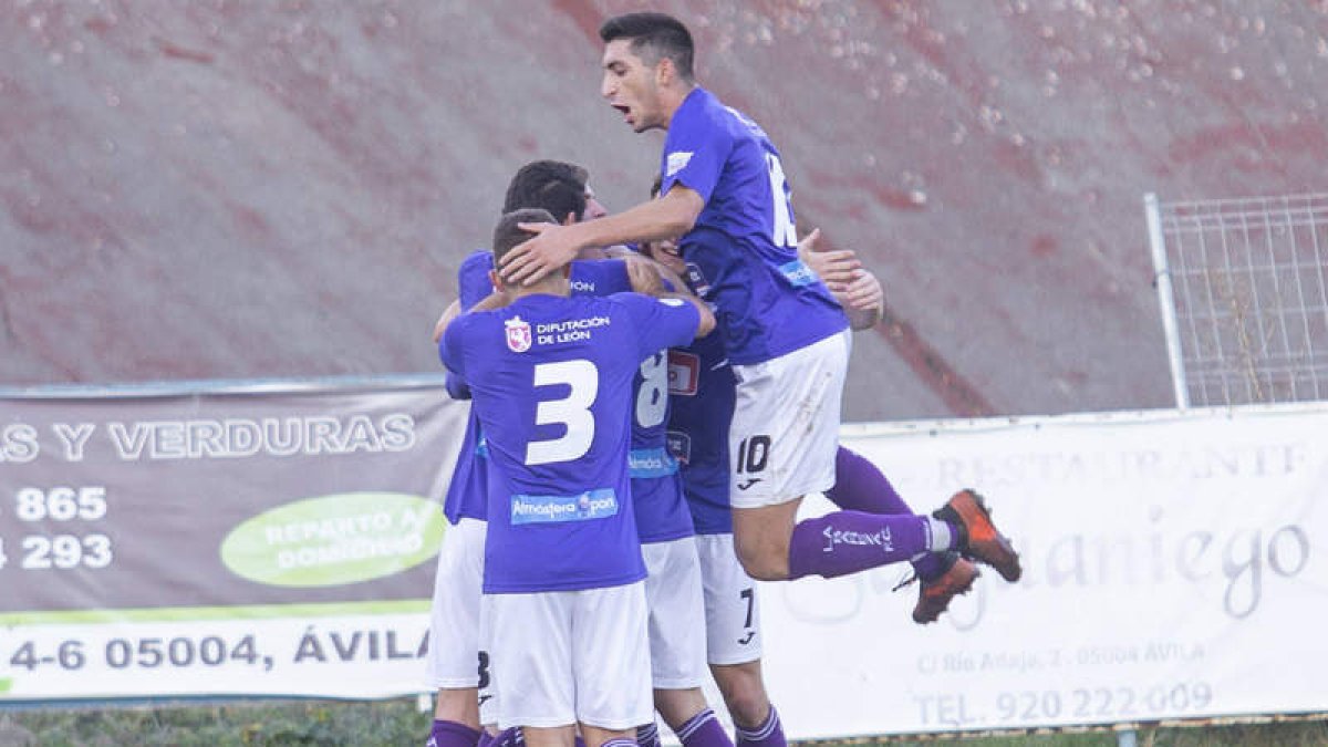Los jugadores bañezanos celebran el gol del empate logrado por Sampedro. BELÉN GONZÁLEZ