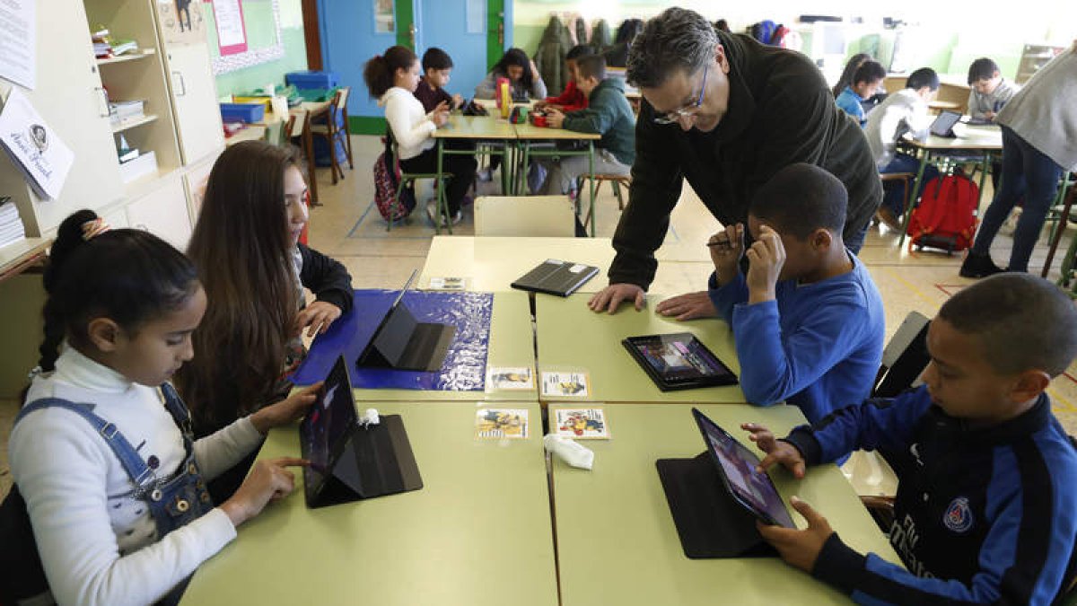 Los alumnos trabajan organizados en grupos y la concentración en todos ellos es máxima. RAMIRO