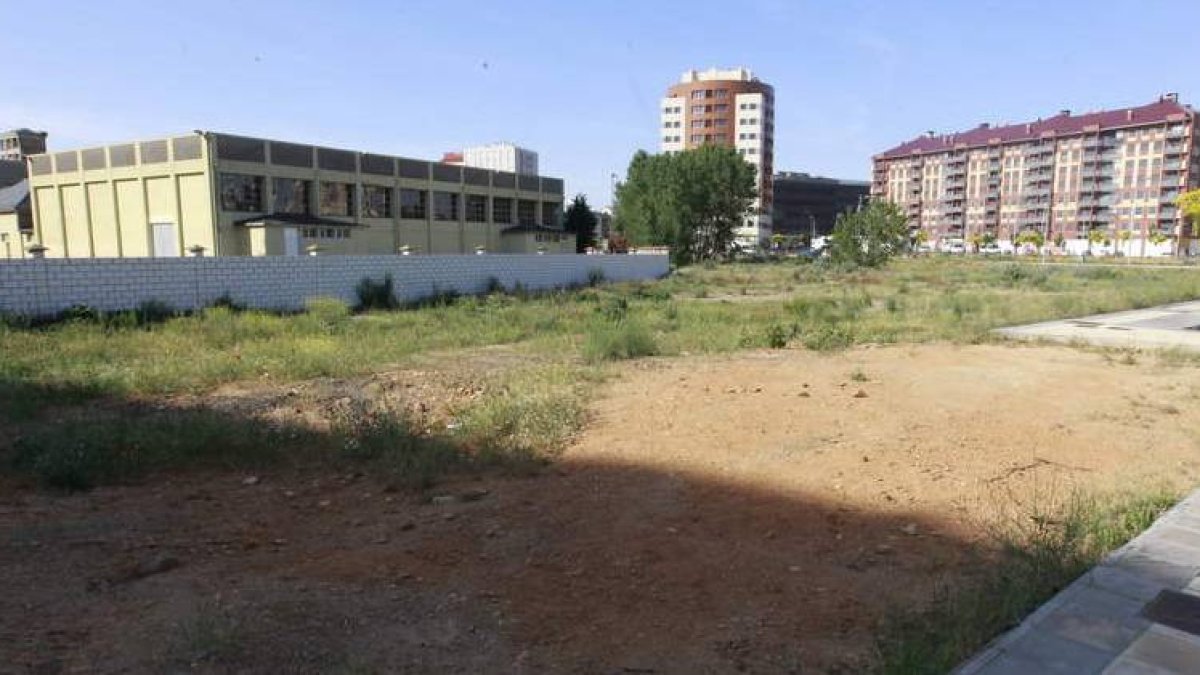 La parcela en la que se construirá el centro linda con el CHF, al final del paseo del Parque.