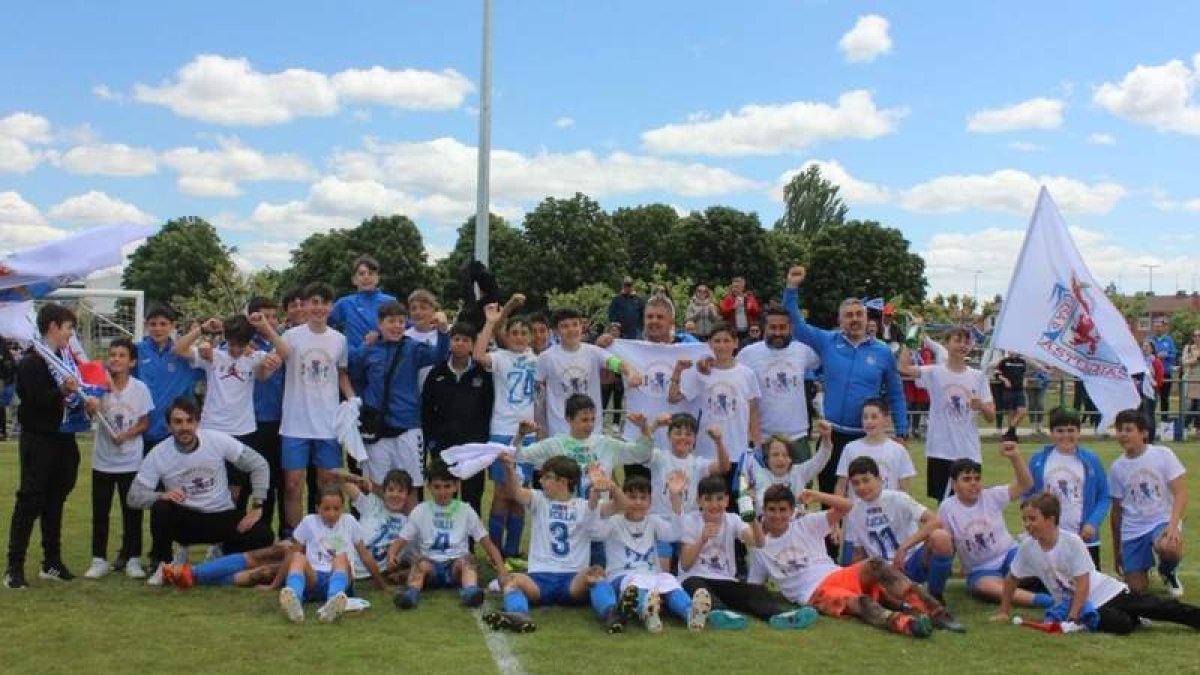Formación del equipo de la Casa de Asturias, campeón de 3ª Provincial Infantil. DL