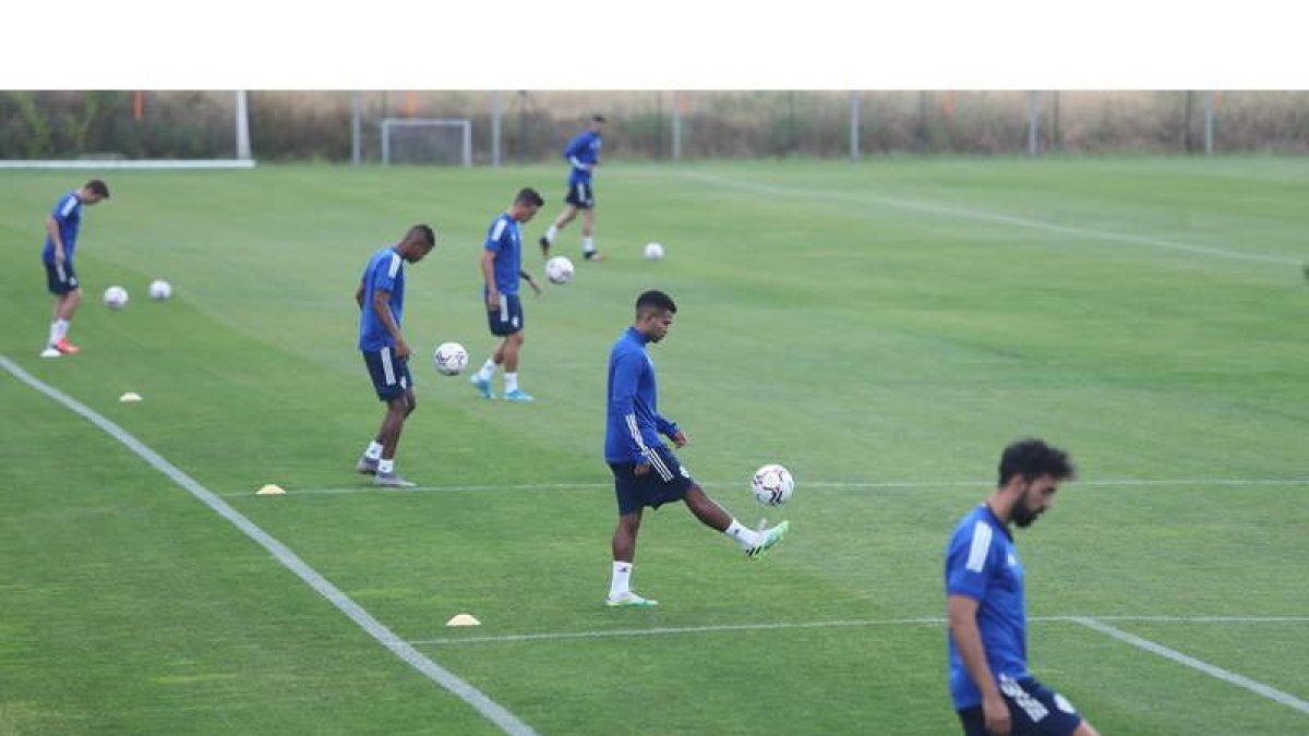 La Deportiva afronta la segunda semana de pretemporada en la que deben llegar más fichajes para ir perfilando la plantilla definitiva de cara a la Liga. ANA F. BARREDO