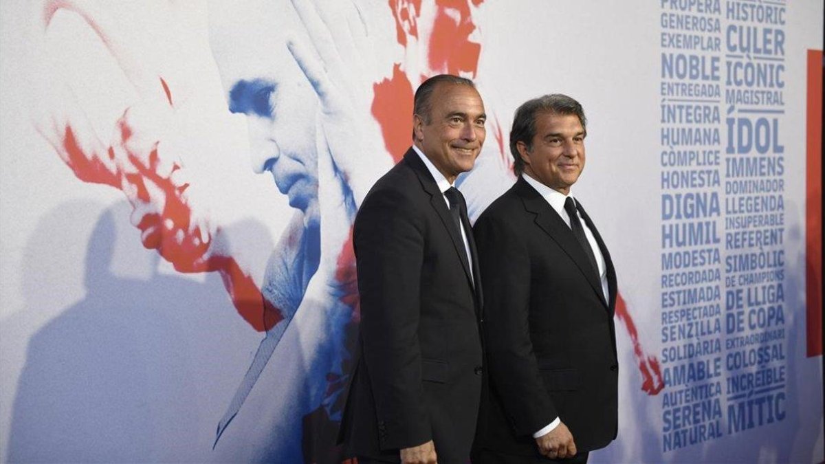 El expresidente Joan Laporta y elexvicepresidente Rafa Yuste a su llegada al homenaje institucional a Andrés Iniesta en el Camp Nou.