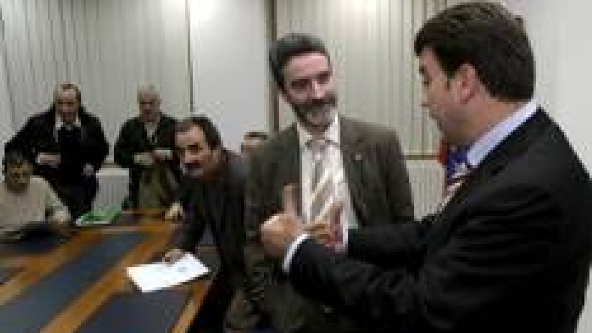 El alcalde de Monforte, Severino Rodríguez, escucha al de Ponferrada, Carlos López Riesco