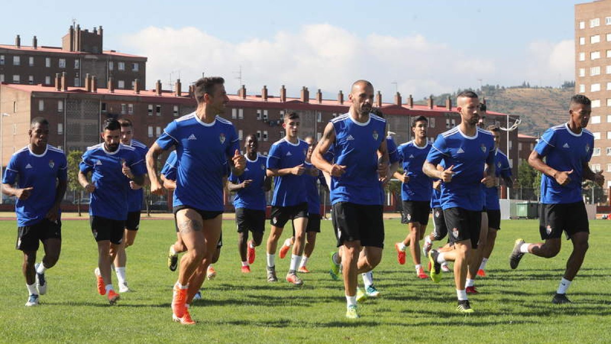 La plantilla blanquiazul entrenó sobre el césped del Colomán Trabado. ANA F. BARREDO