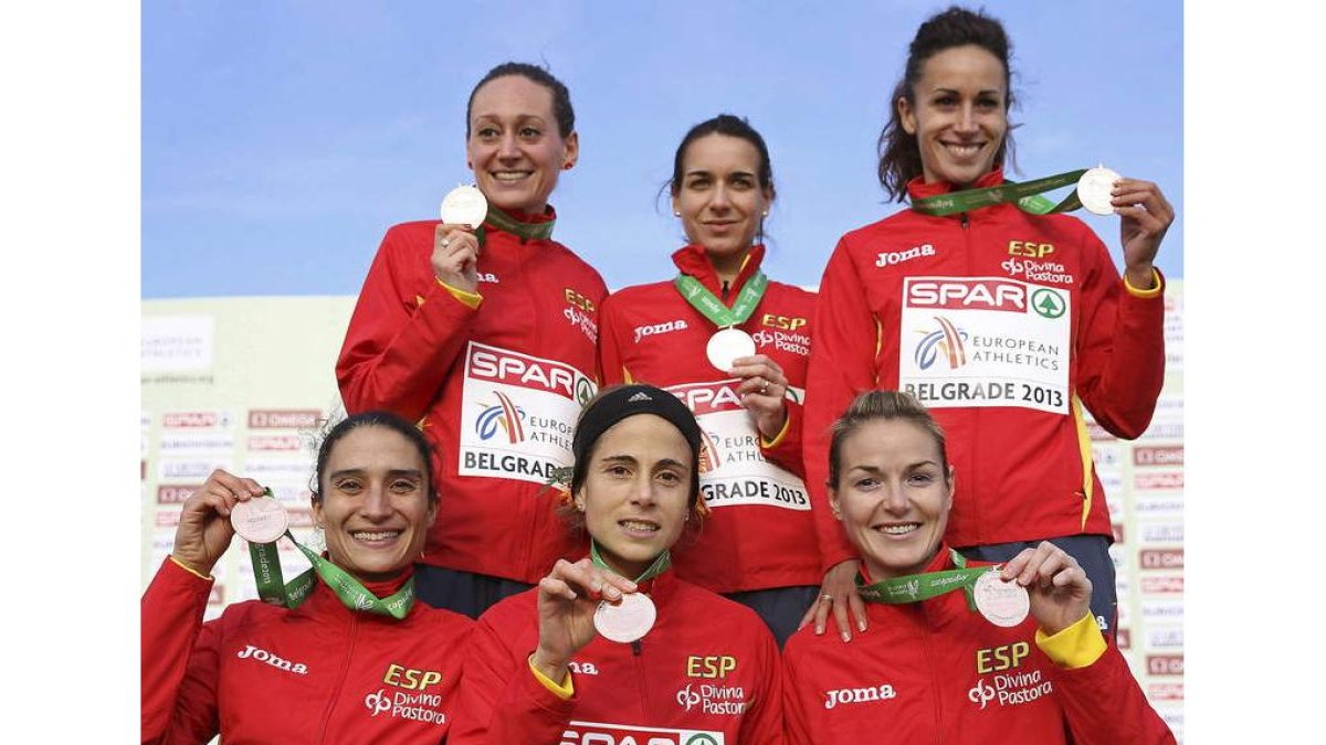 Diana, Iris, Lidia, Marta, Teresa y Alba, con el bronce por equipos.