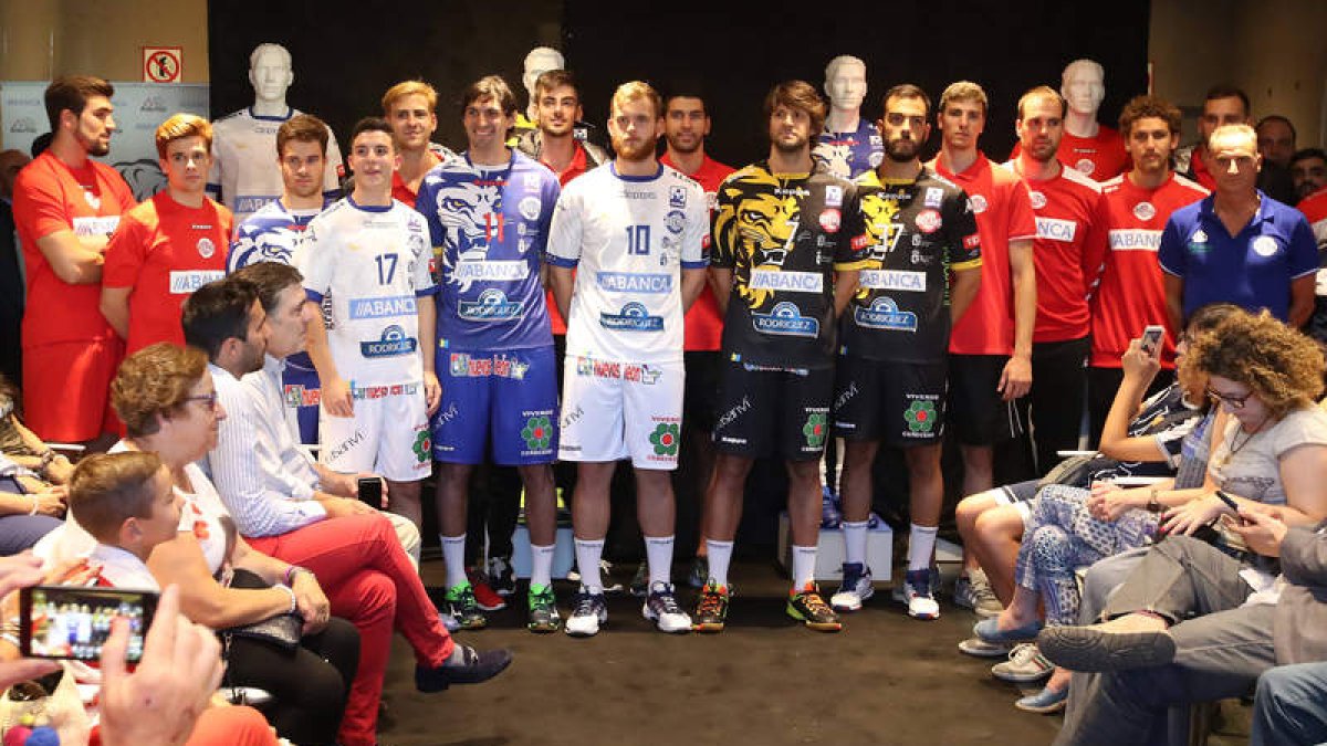 La plantilla del Abanca Ademar durante la presentación de las camisetas de esta temporada. RAMIRO