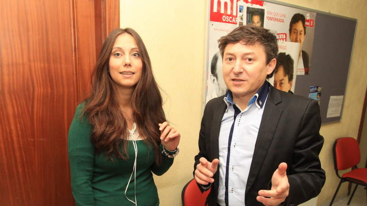 Helena Castellano y Samuel Folgueral, ayer en la sede del PSOE.