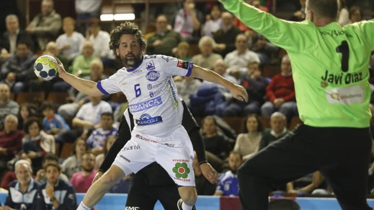 El jugador del Ademar, Juan Fernández 'Juanín'
