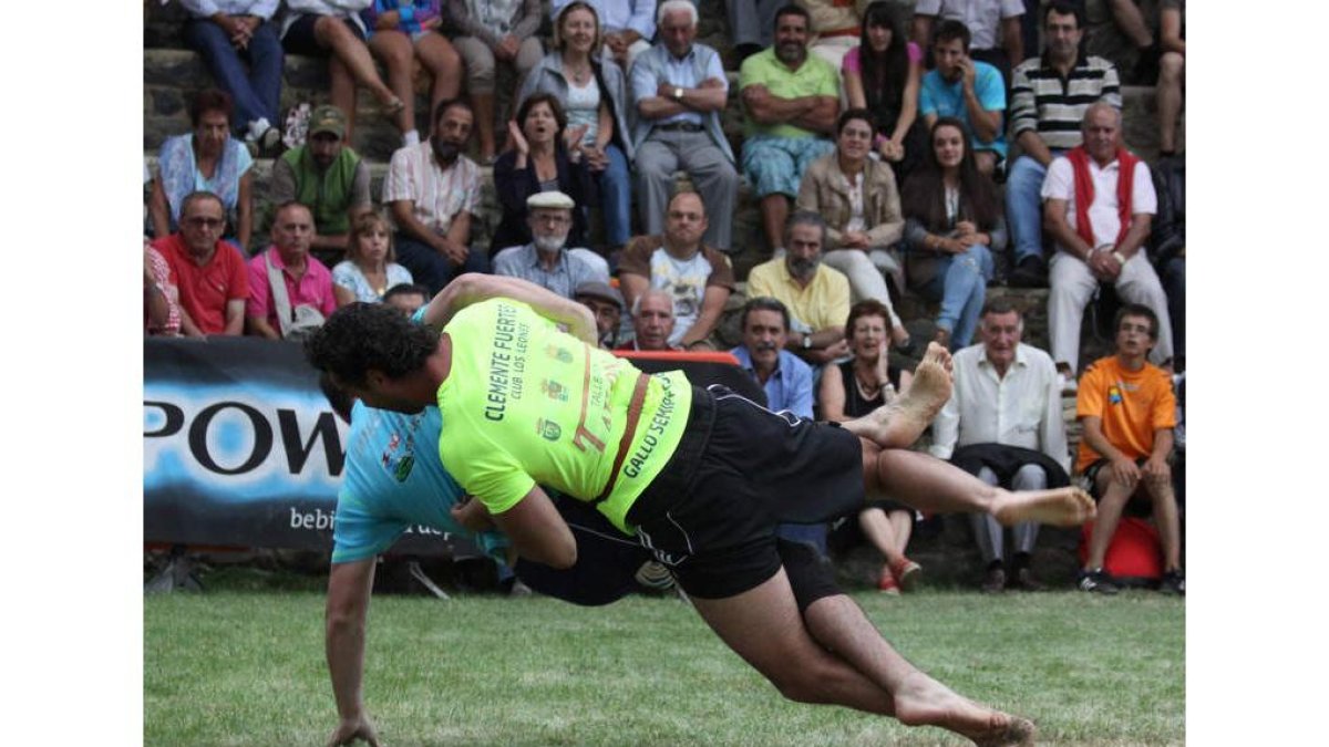 Polémica en la grada por la lucha de Clemente con Ricardo, que resultaba lesionado.