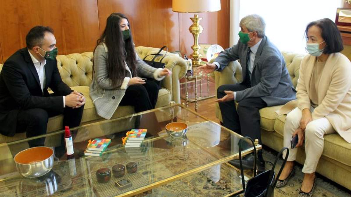 Yana Yankovska, entre Baelo y Marín y con Ana García. DL