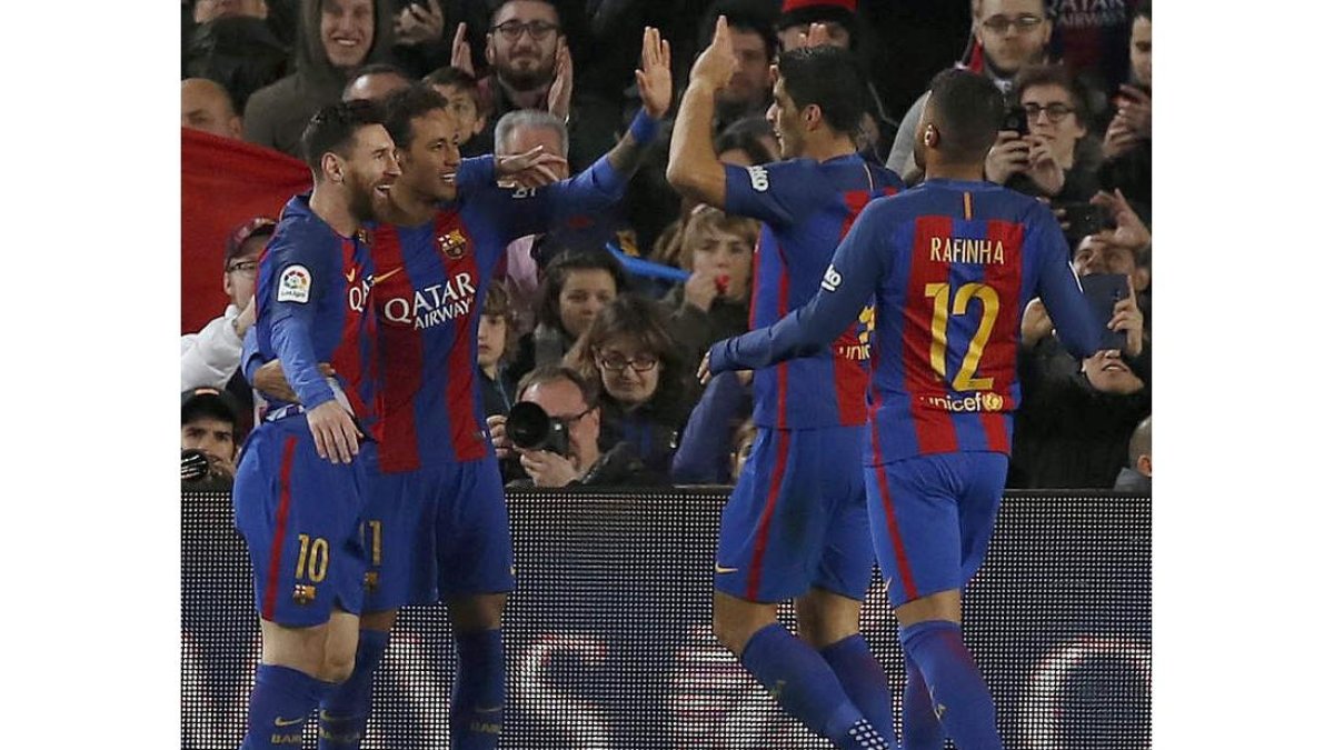 Messi y Neymar celebran uno de sus goles con sus compañeros. ESTÉVEZ