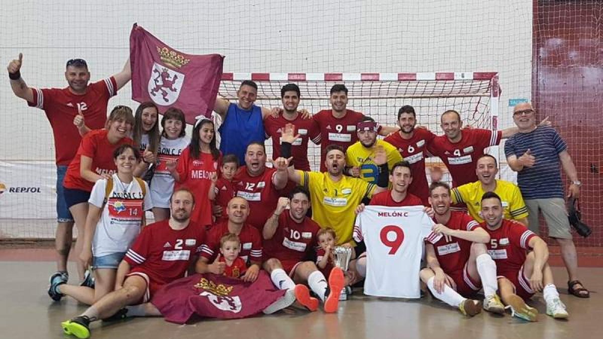 Vilken Mañánes, a la izquierda, celebra el título de campeón de España logrado en Puertollano, mientras el Domotec firma una brillante tercera posición. DL