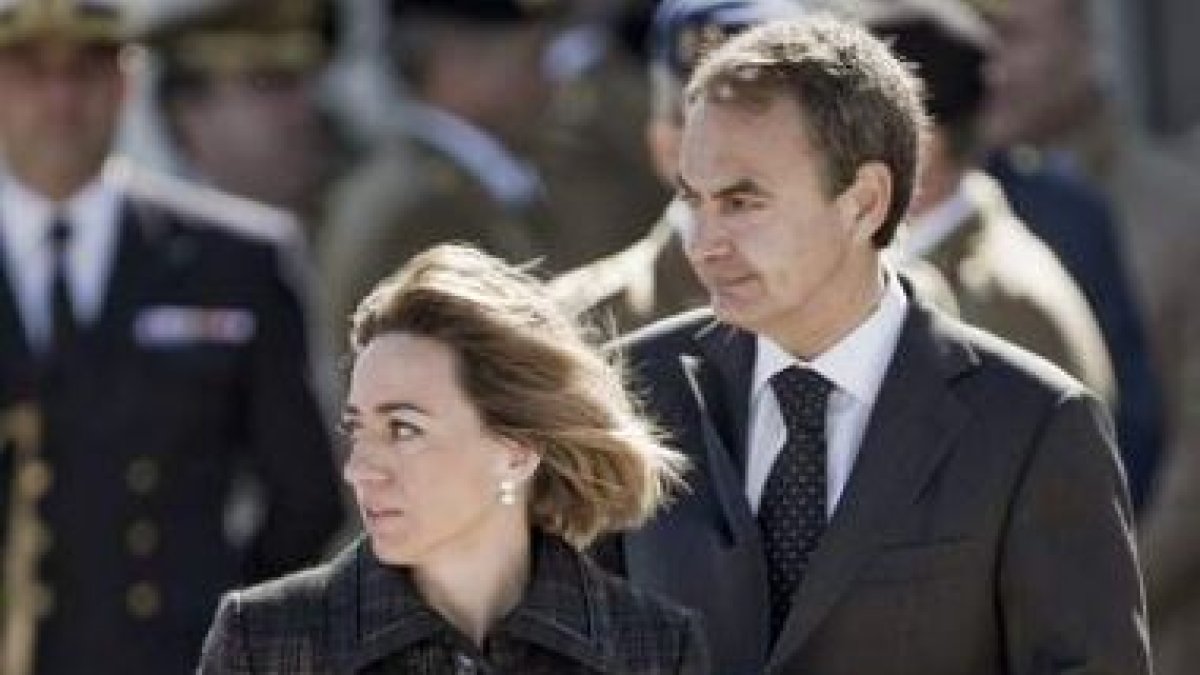 El ministra Chacón y el presidente Zapatero, ayer en el entierro de los militares.