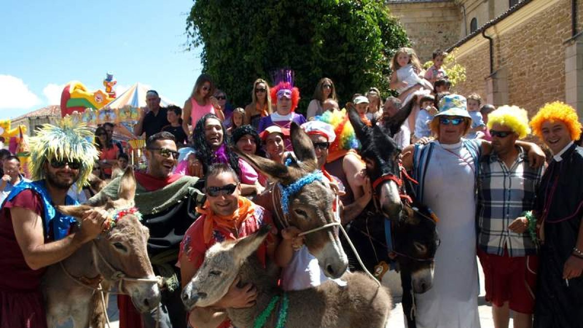 Los participantes en la carrera de burros de Boñar