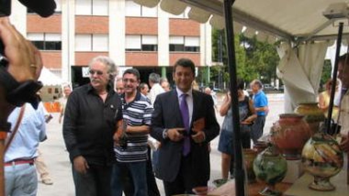 Riesco, junto a los organizadores de la feria de la cerámica, ayer durante su inauguración.