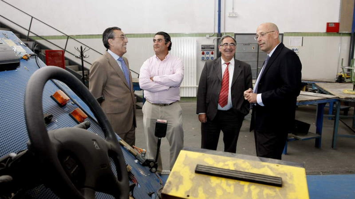 Sánchez-Pascuala, el primero por la derecha, ayer, en su visita a un centro de Salamanca.