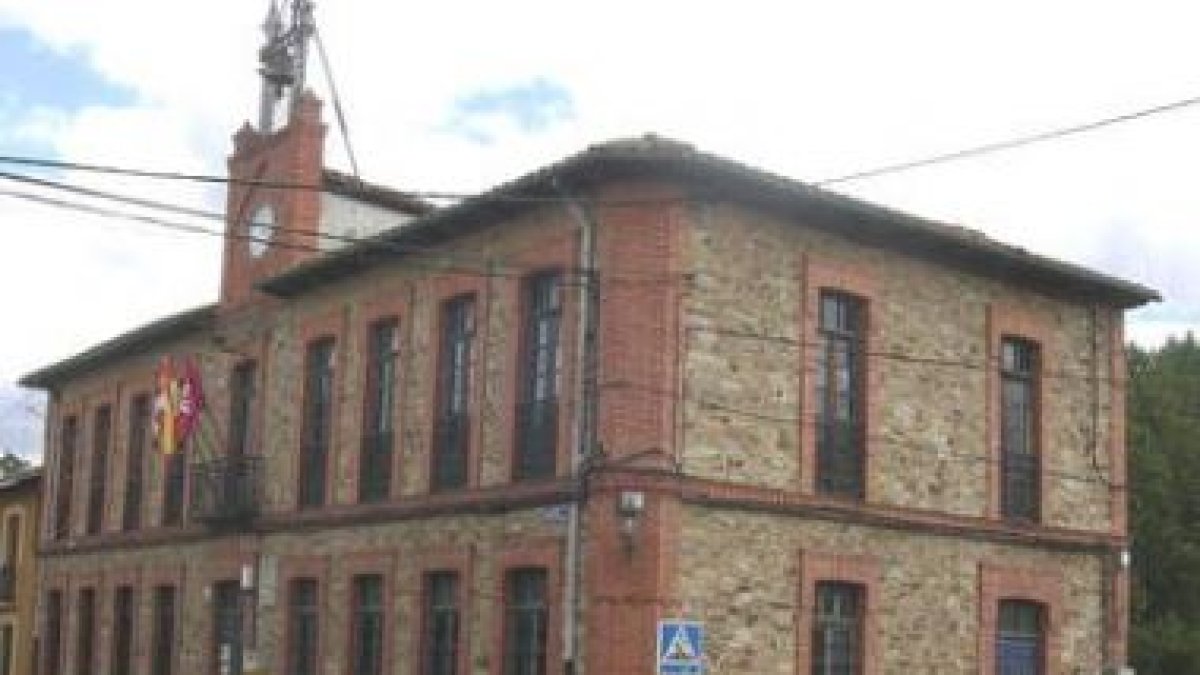Fachada principal de la reformada sede municipal de Santa Colomba de Somoza.