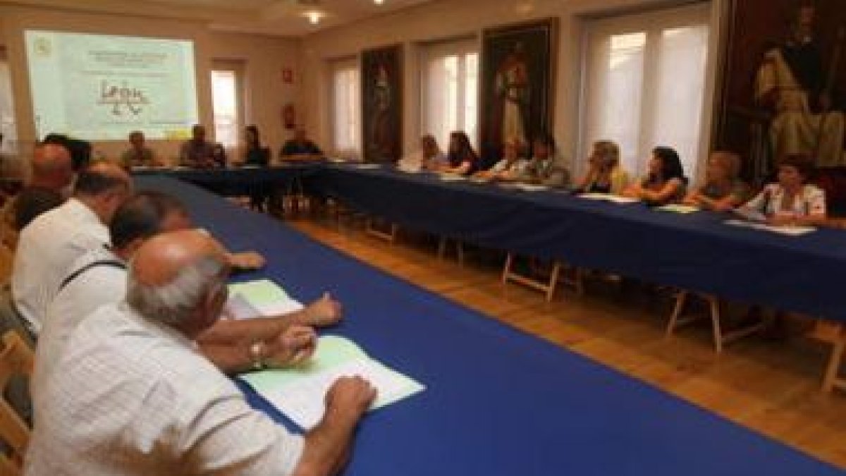 Los representantes del equipo de gobierno se reunieron ayer con los vecinos.