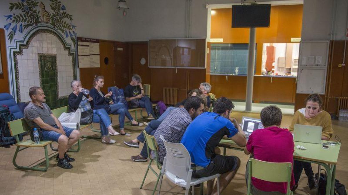 Alrededor de 30 personas han pasado la noche de este viernes en el Institut Miquel Tarradell, en el Raval barcelonés.