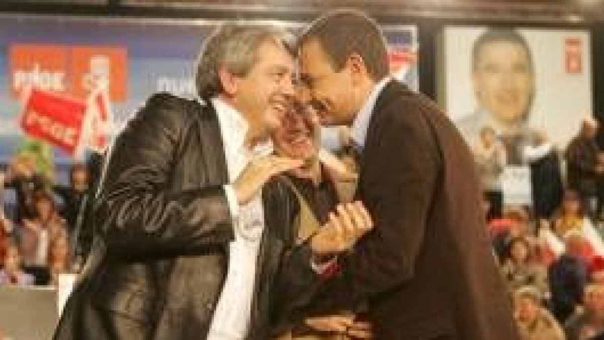 Miguel Martínez y Rodríguez Zapatero arroparon a Francisco Fernández, en segundo plano en la foto