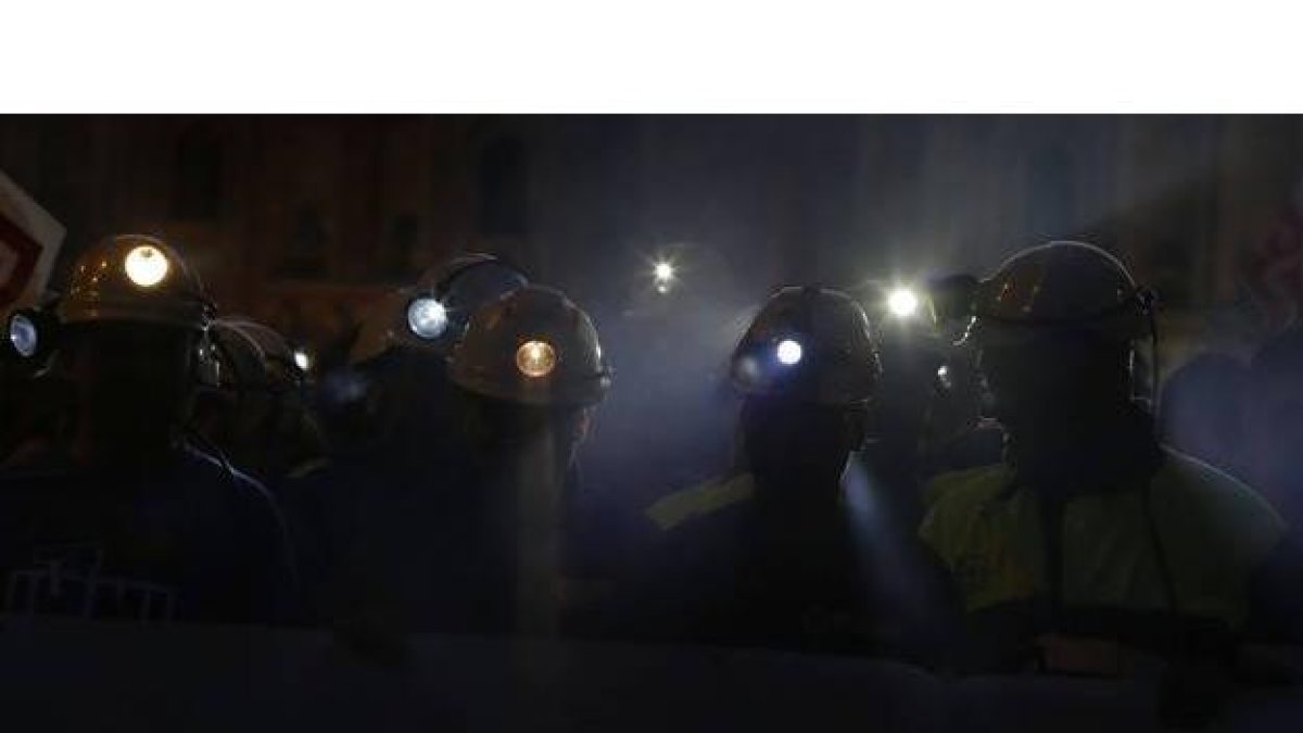 Cabeza de la marcha de mineros en la explanada del Edificio de la Junta