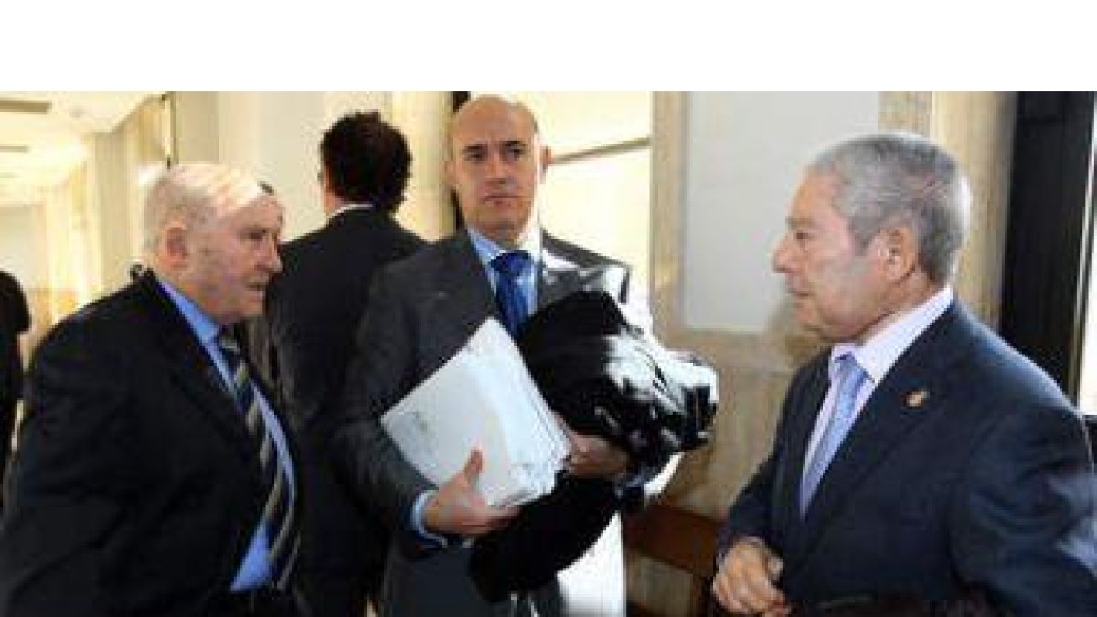 Antonio García de Celis conversa con Domingo Cueto, en presencia del abogado de la Cultural, Pedro Á