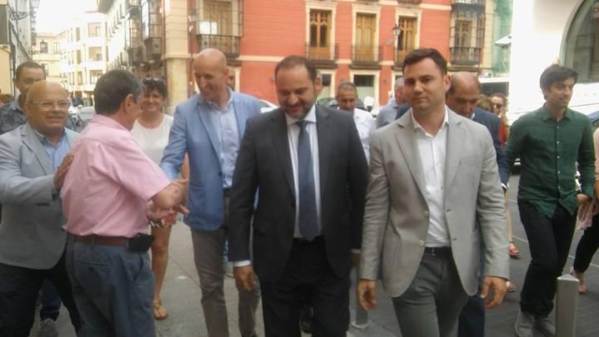 El ministro Ábalos a su llegada a León