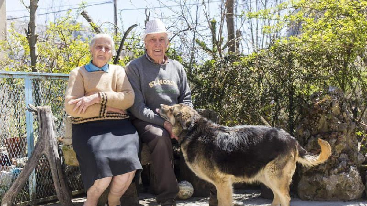 Toña Castañón y Nano González sentados en el patio de su casa.